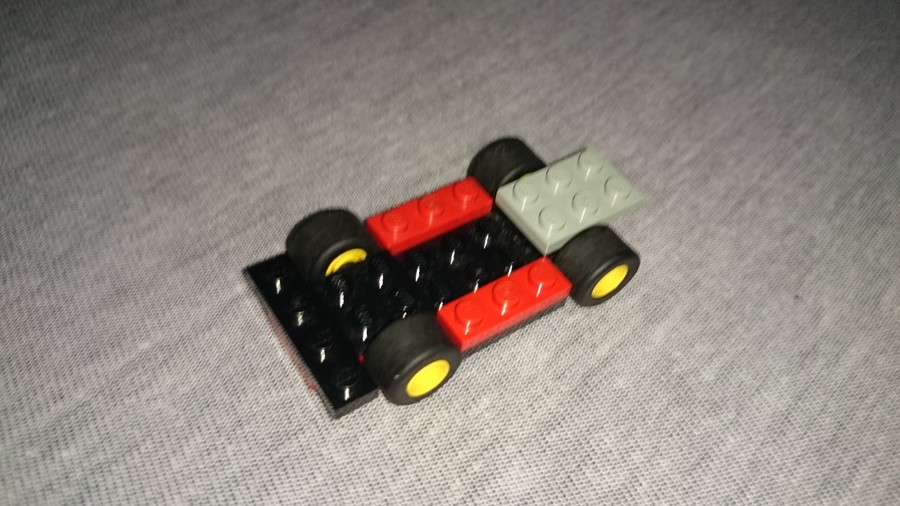 Versenyautó minikészletek.