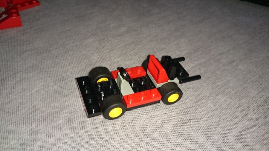 Versenyautó minikészletek.