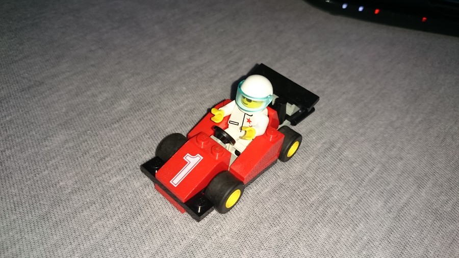 Versenyautó minikészletek.
