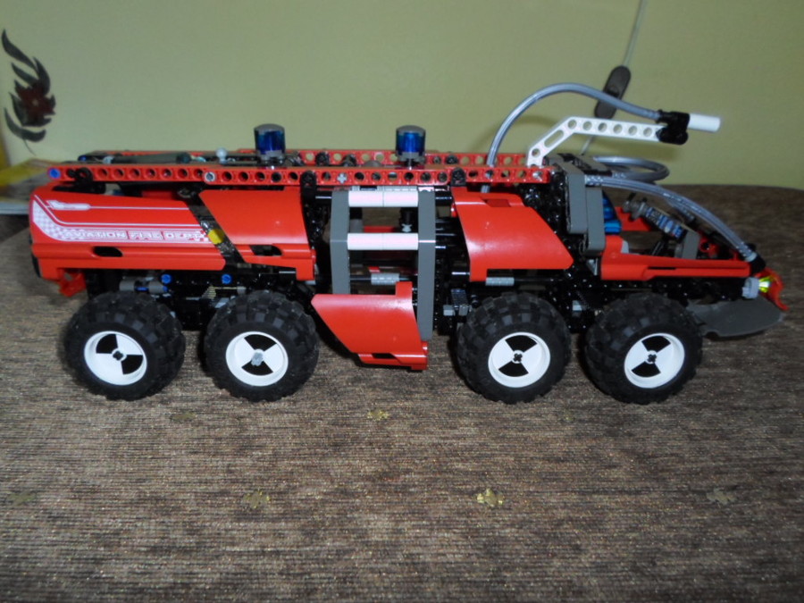 8454 Technic Mentőkamion
