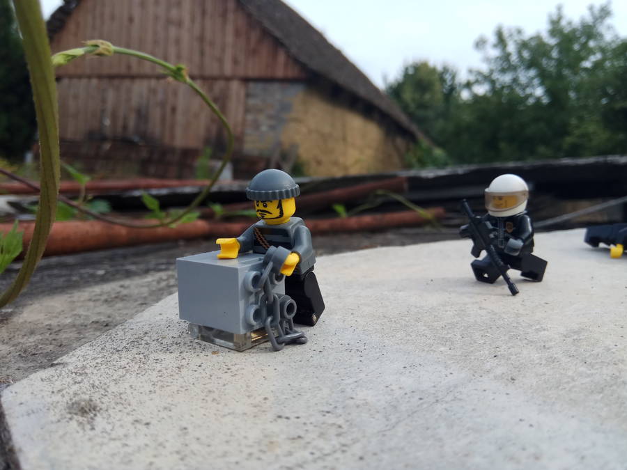 Rendőrségi bevetés a tetőn 