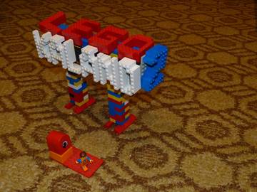 Emmet a Duplo szörnyek társaságában