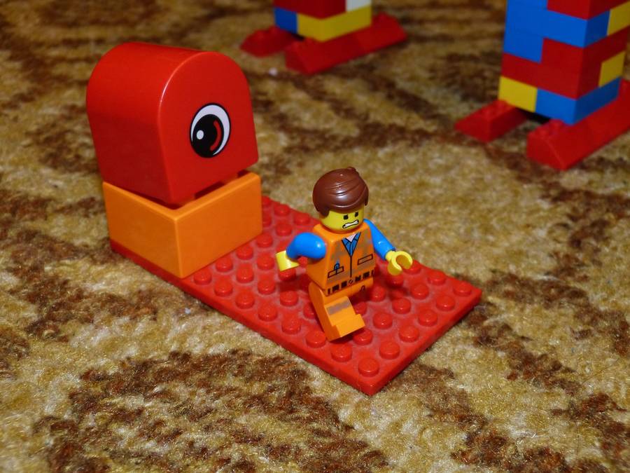 Emmet a Duplo szörnyek társaságában
