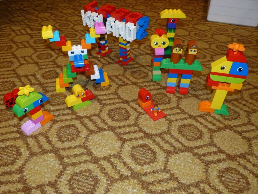 Emmet a Duplo szörnyek társaságában