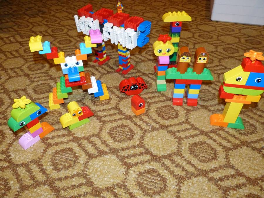 Emmet a Duplo szörnyek társaságában