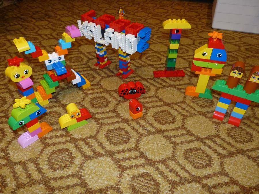 Emmet a Duplo szörnyek társaságában