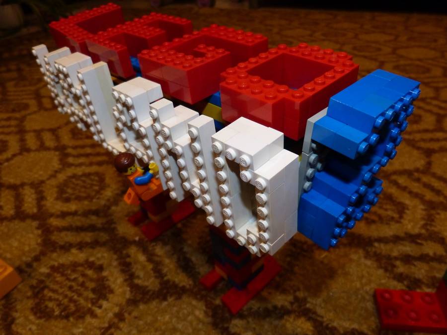 Emmet a Duplo szörnyek társaságában
