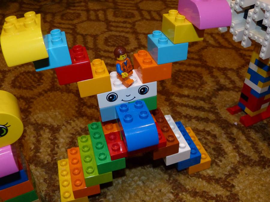 Emmet a Duplo szörnyek társaságában