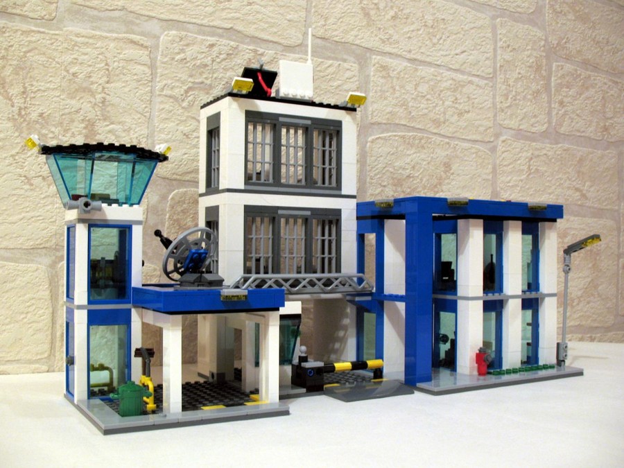 LEGO 60047 – Police Station