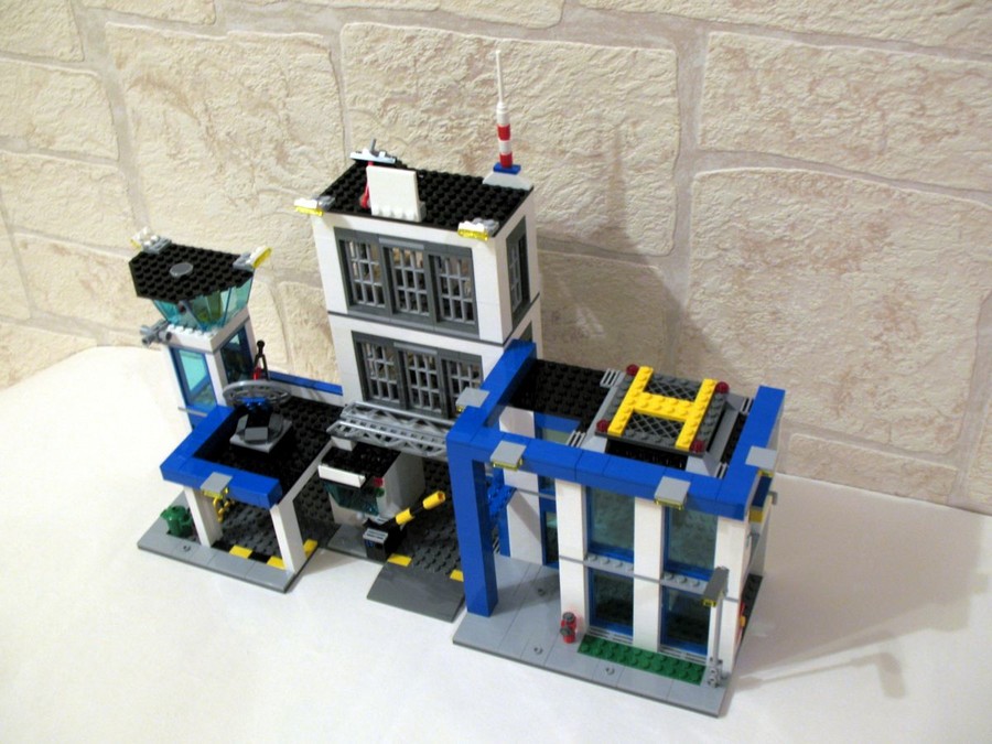 LEGO 60047 – Police Station