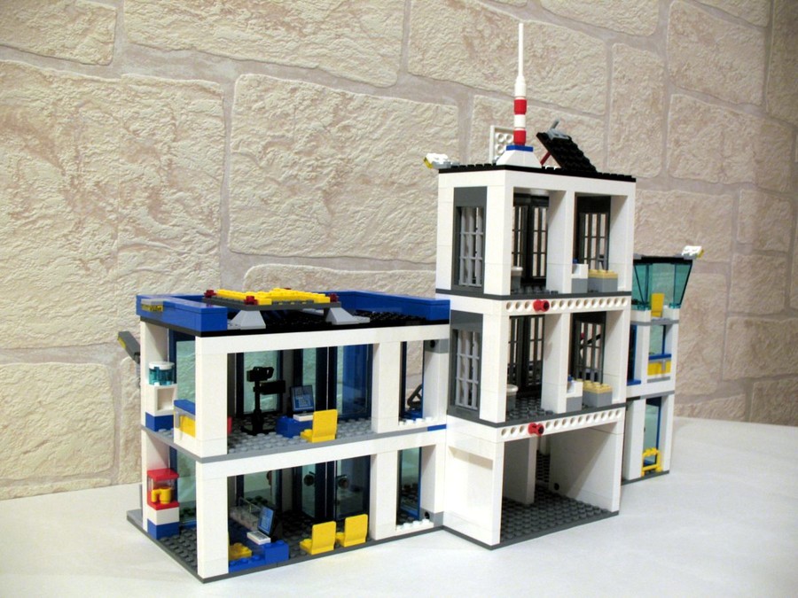 LEGO 60047 – Police Station