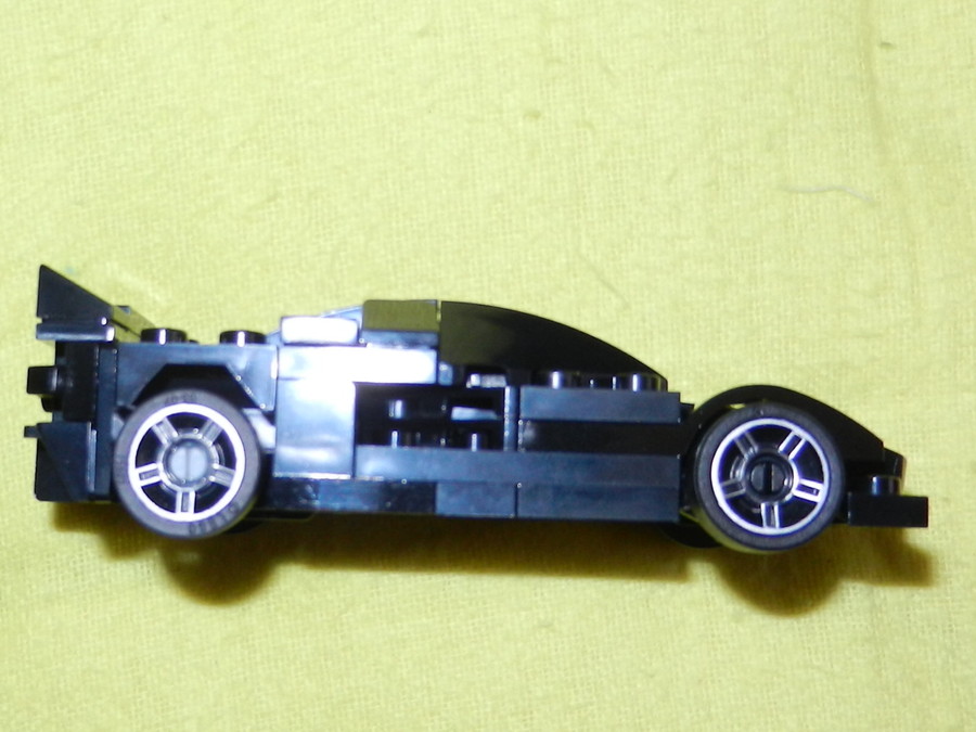 Fekete sportkocsi FXX