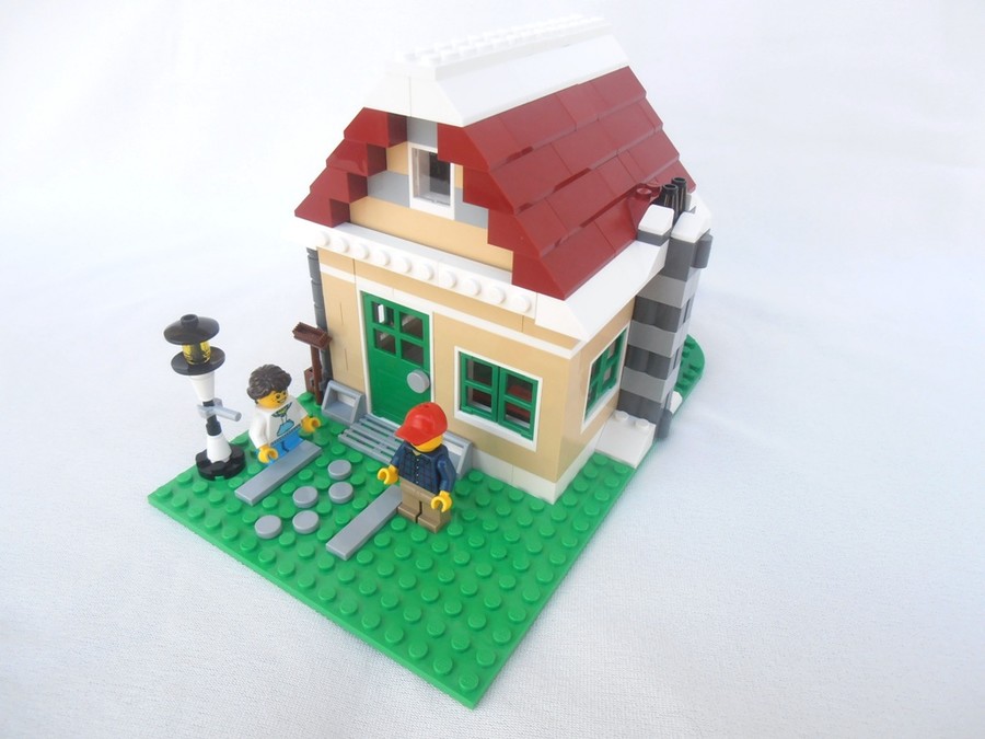 31038 Gingerbread House