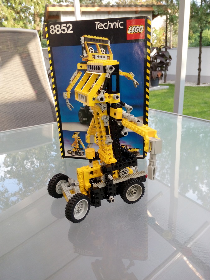 8852 Robot