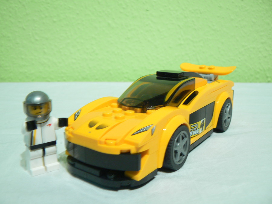 sárga McLaren szuperautó
