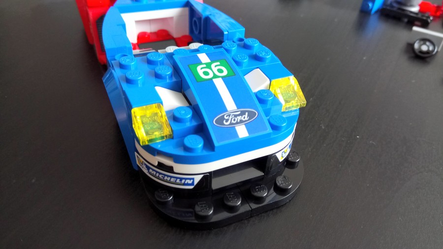 Ford hátán Ford