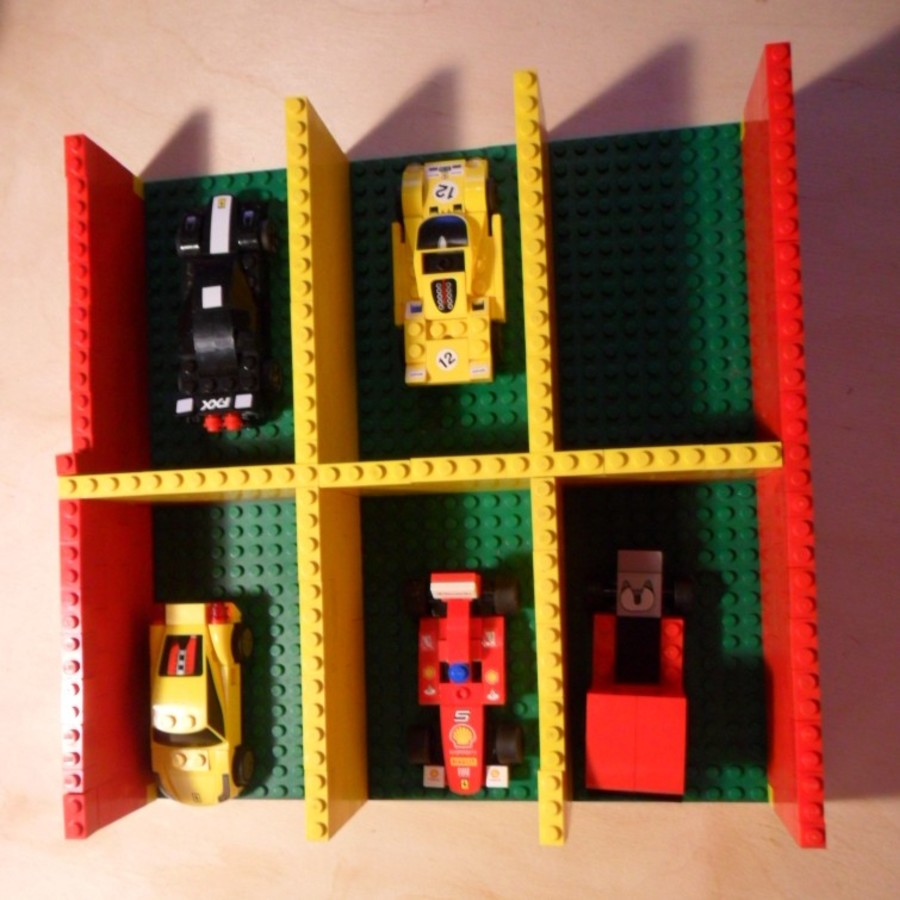 Lego garázs versenypályával