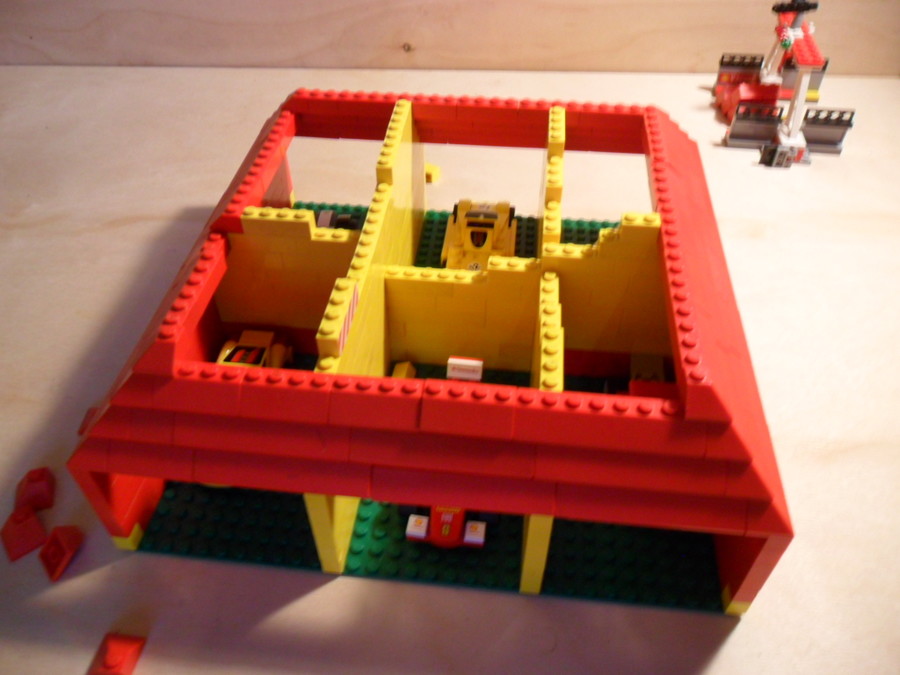 Lego garázs versenypályával
