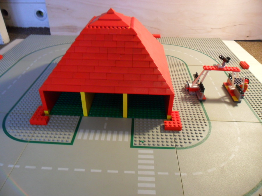 Lego garázs versenypályával