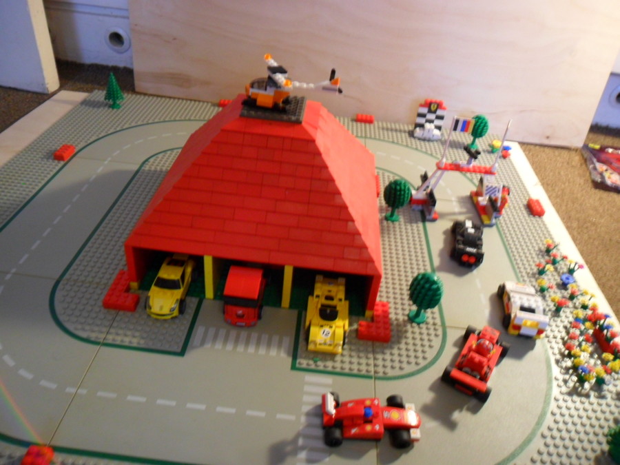 Lego garázs versenypályával
