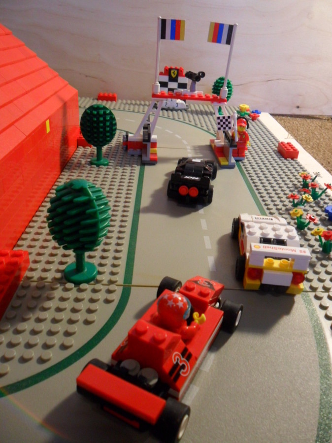 Lego garázs versenypályával