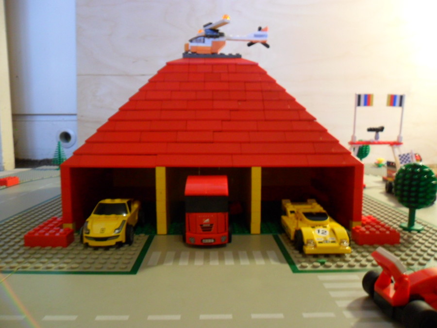 Lego garázs versenypályával