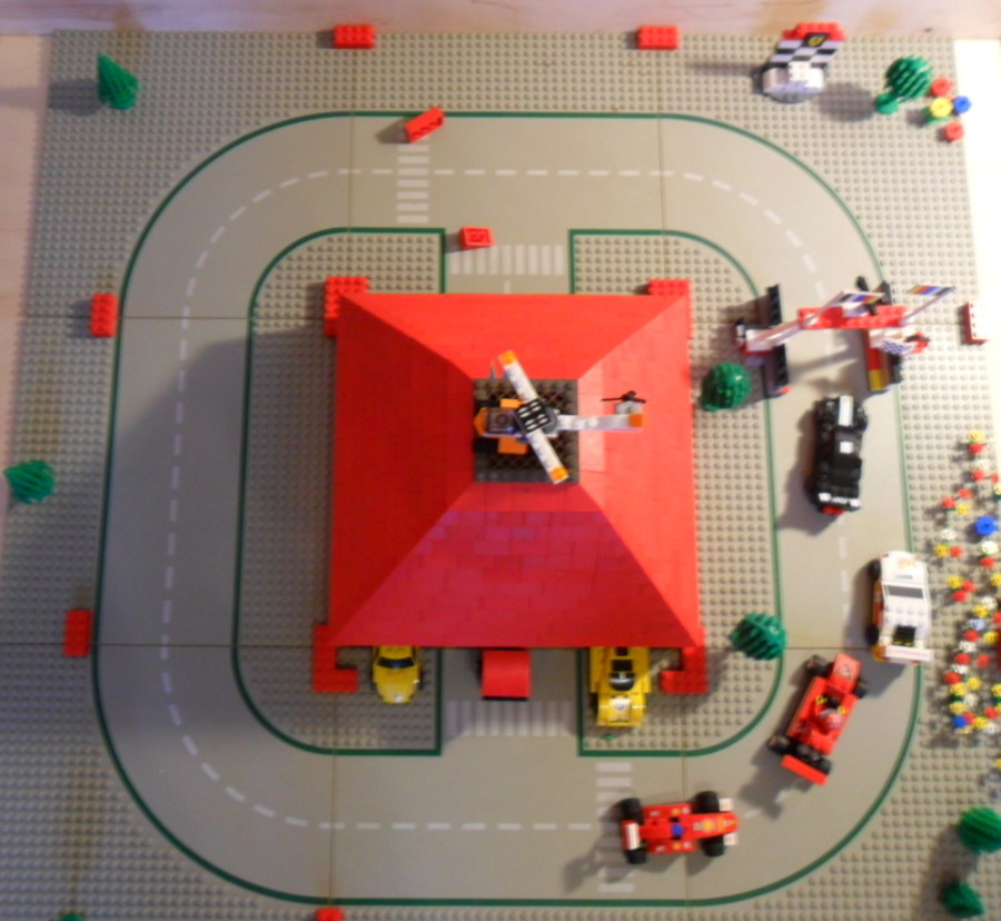 Lego garázs versenypályával