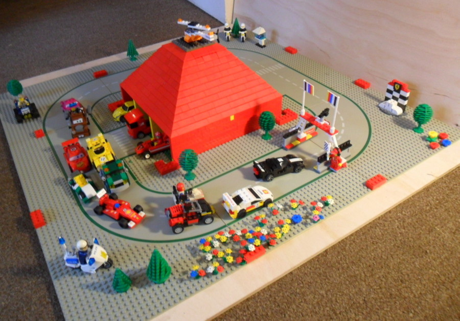Lego garázs versenypályával