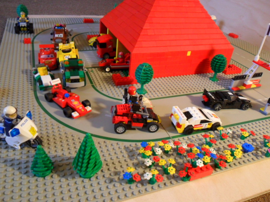 Lego garázs versenypályával