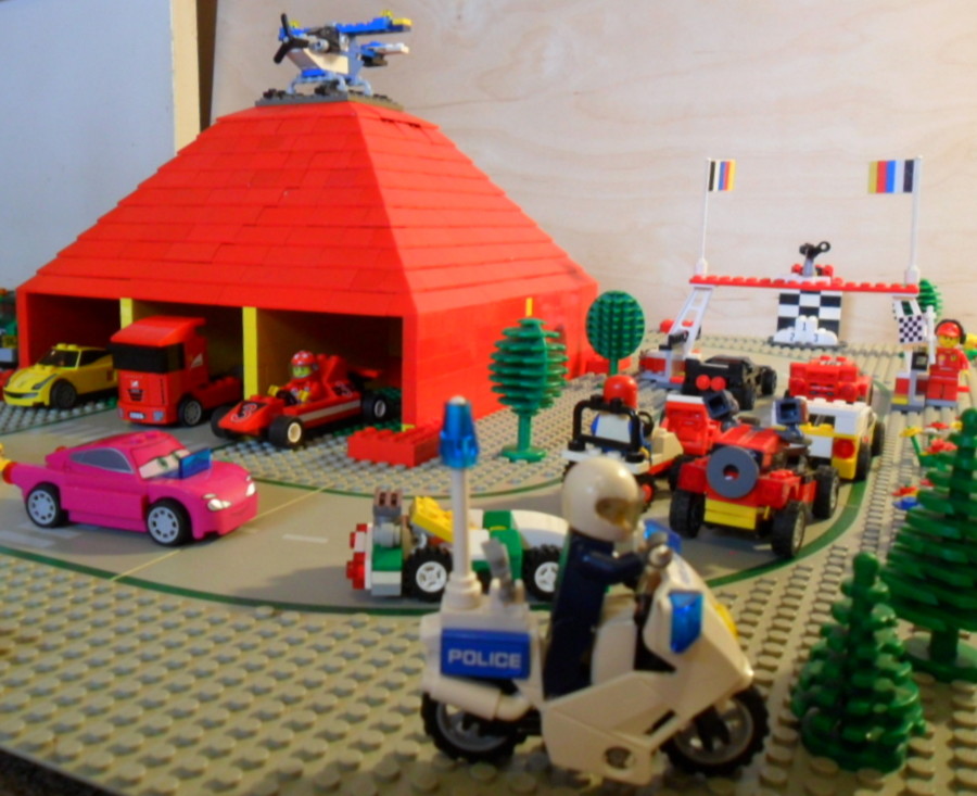 Lego garázs versenypályával