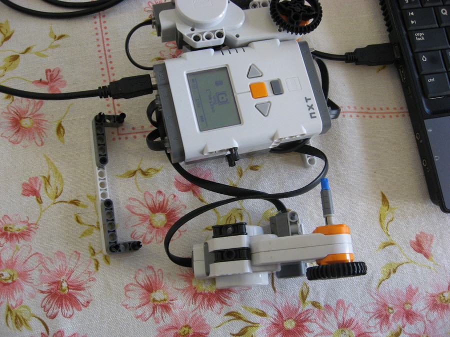 Szorzás-osztás gyakorló robot