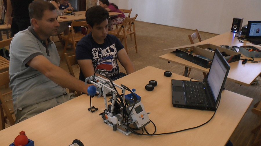 Lego robotokat építettünk