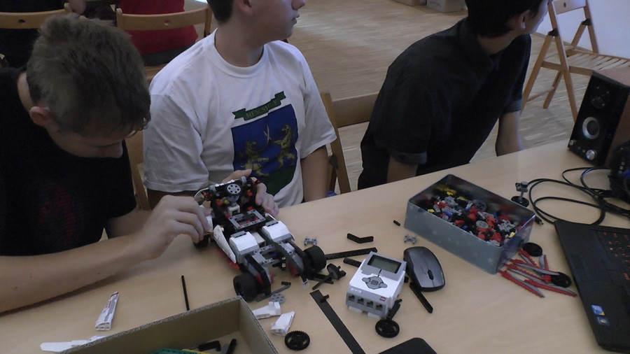 Lego robotokat építettünk