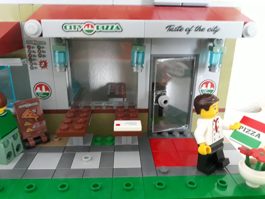 Pizzeria és készülő irodaház