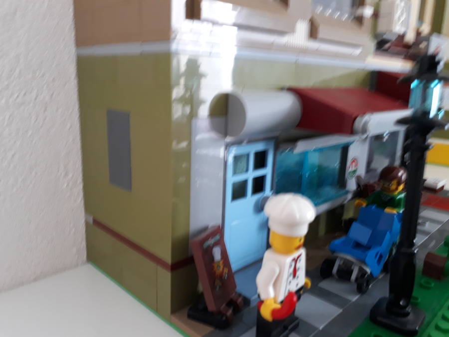 Pizzeria és készülő irodaház