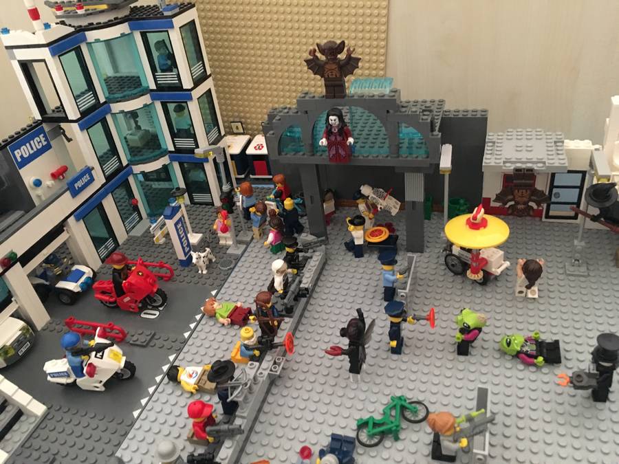A szörnyek támadása Lego City ellen