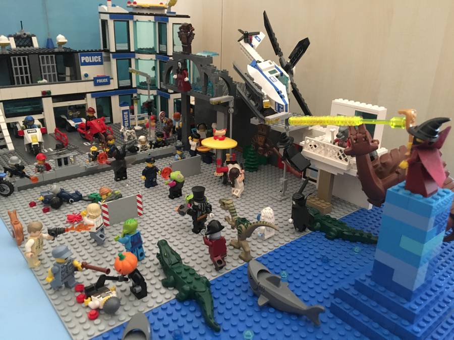 A szörnyek támadása Lego City ellen