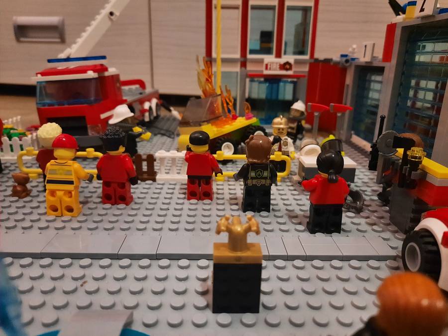 Nyitott szertárkapuk Lego City-ben