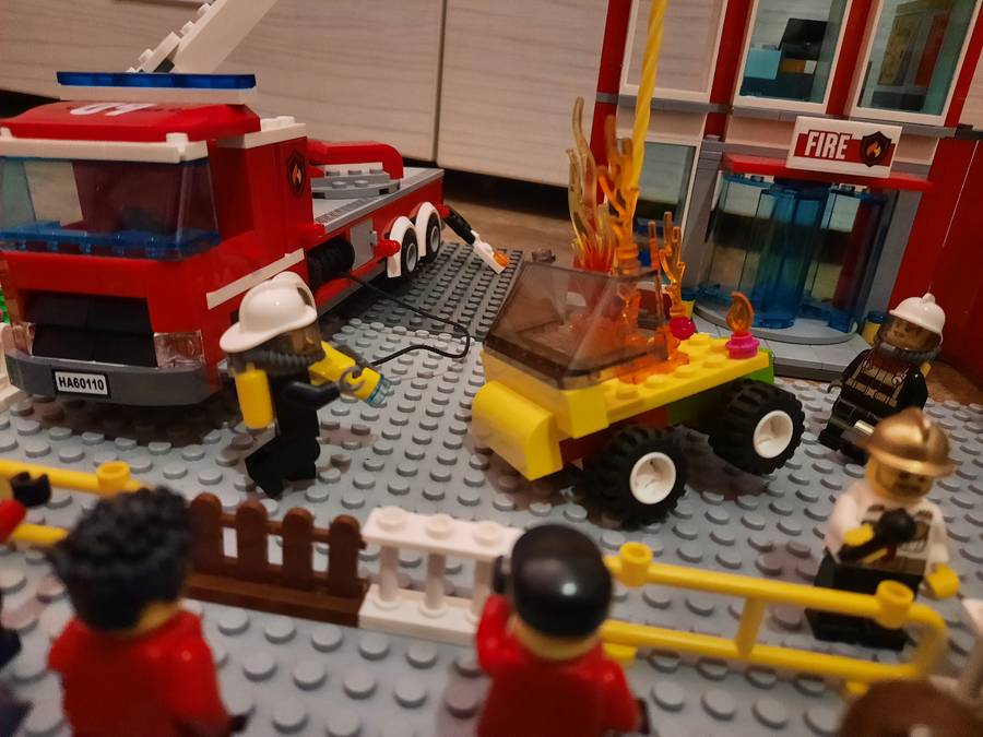 Nyitott szertárkapuk Lego City-ben