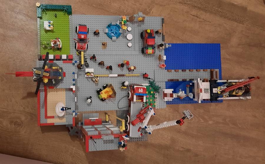 Nyitott szertárkapuk Lego City-ben