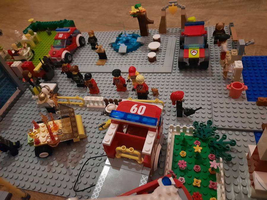 Nyitott szertárkapuk Lego City-ben