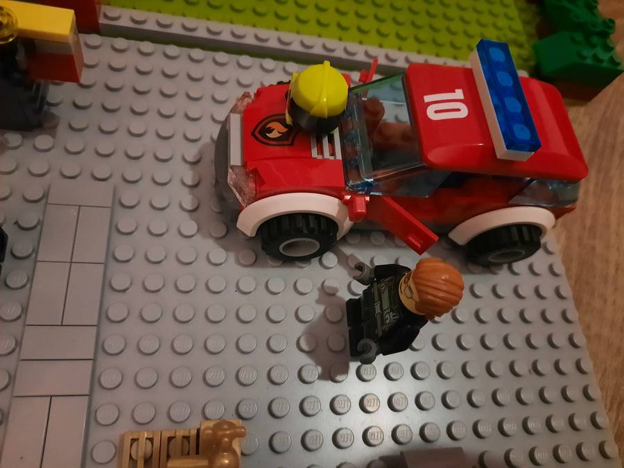 Nyitott szertárkapuk Lego City-ben