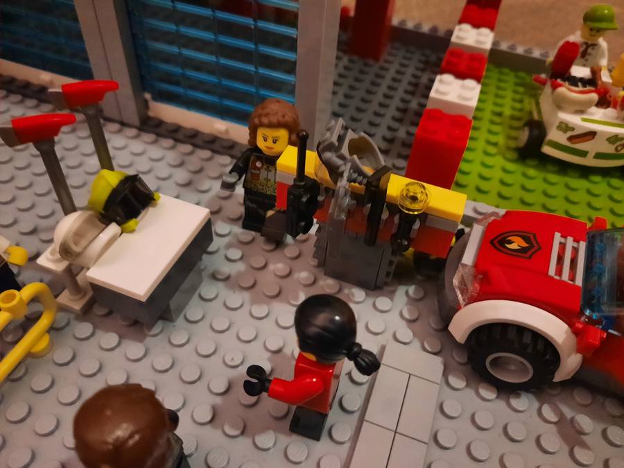 Nyitott szertárkapuk Lego City-ben
