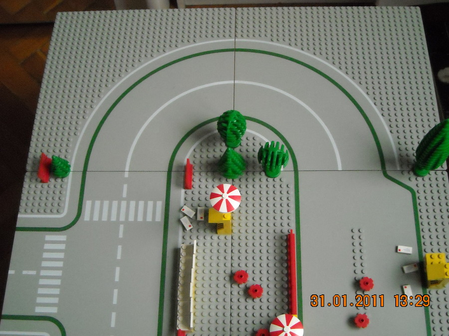 LEGO  City 9360  Roadplates and Scenery   1986