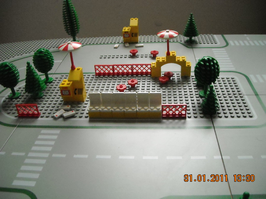 LEGO  City 9360  Roadplates and Scenery   1986