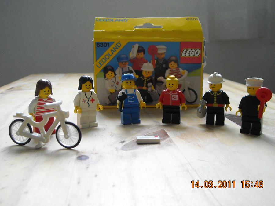 LEGO City 6301 Town Mini-Figures 1986