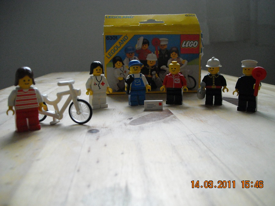 LEGO City 6301 Town Mini-Figures 1986