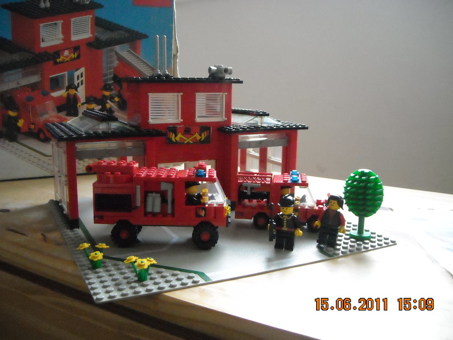 LEGO  City  6382 Fire Station   1981
