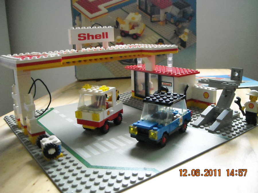 LEGO  City  6371 Service Station (Shell)   1983