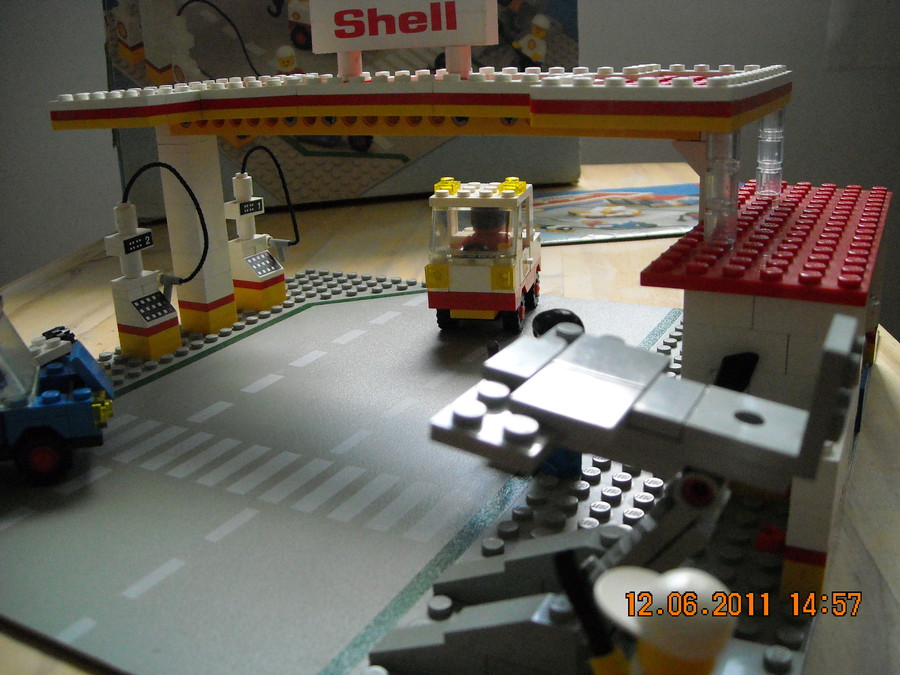 LEGO  City  6371 Service Station (Shell)   1983